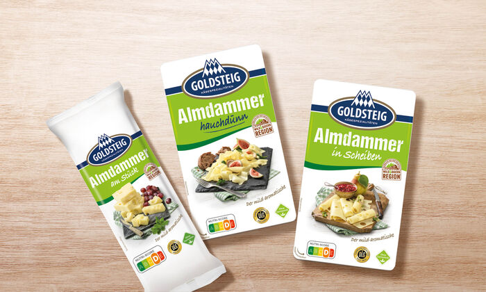 Gamma Almdammer - Specialità casearie GOLDSTEIG La gamma Almdammer di GOLDSTEIG su un tavolo di legno